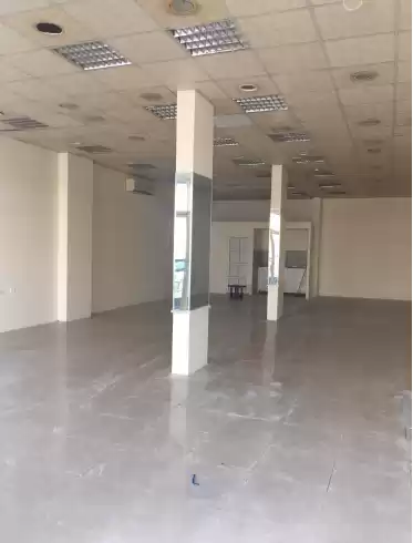 Kommerziell Klaar eigendom U/F Geschäft  zu vermieten in Doha #7577 - 1  image 